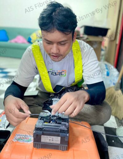 ทีมช่างเชื่อมต่อสายไฟเบอร์ออปติกสำหรับติดตั้งอินเทอร์เน็ต AIS Fibre
